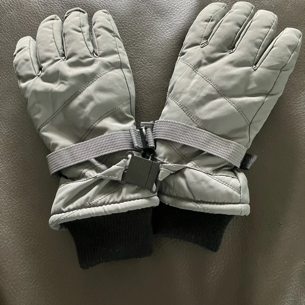 Boy’s Gray and Black Winter Gloves Size 8-14